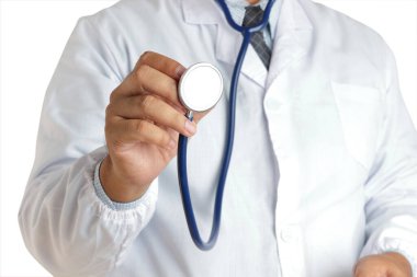 Doktor hastanın durumunu kontrol etmek için stetoskop tutuyor..