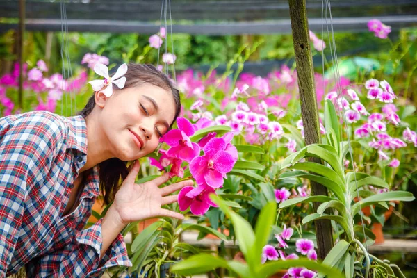 Una Hermosa Mujer Feliz Granja Flores Orquídeas —  Fotos de Stock