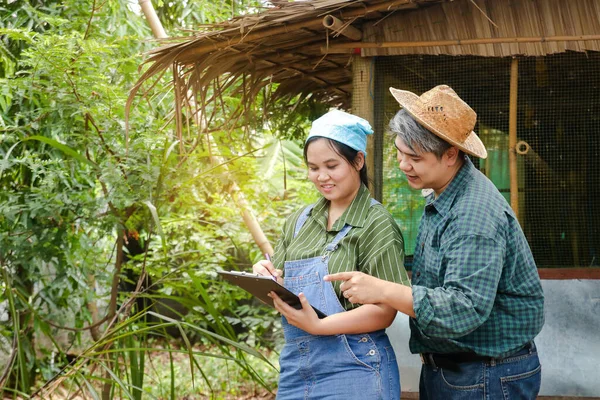 Mujeres Hombres Asiáticos Haciendo Agricultura Orgánica Registrando Datos —  Fotos de Stock