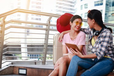 Elinde tablet olan iki güzel kız. Bilgi, alışverişe çıkmaya hazırlan..