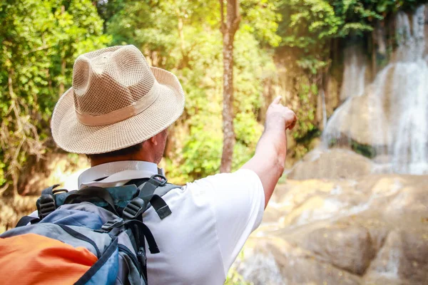 Turistas Asiáticos Estão Andando Floresta Para Ver Belas Cachoeiras Ele — Fotografia de Stock