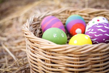 Bir sürü renkli Paskalya yumurtası, samanlıkta güzel tasarımlar. Festival