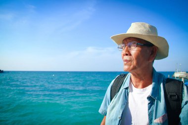 Şapka takan yaşlı bir adam Seyahat etmekten mutlu