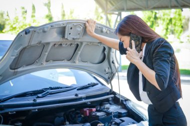 Güzel bir kadın işe gidiyor ama arabası bozuk. Tamirci çağırıyorum.