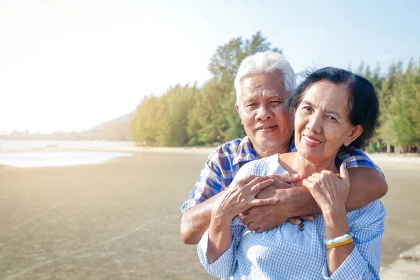 Asiático Casal Idosos Abraçando Uns Aos Outros Pelo Mar — Fotografia de Stock