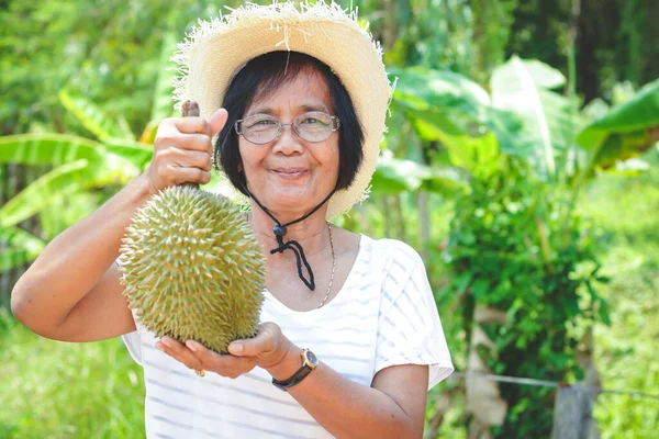 Asijské Ženy Starší Farmáři Nosí Klobouky Držení Durian Ovoce — Stock fotografie