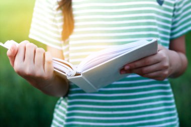 Asyalı çocuklar okumak ve öğrenmek için beyaz bir kitap açarlar..