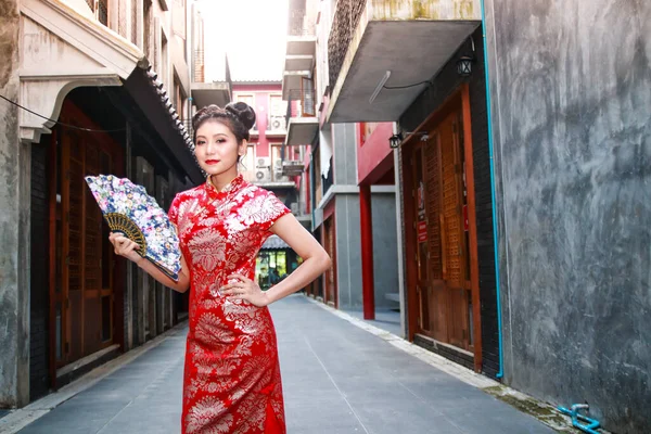 Ασιάτισσες Που Φοράνε Κινέζικα Ρούχα Ετοιμάζονται Εκραγούν — Φωτογραφία Αρχείου