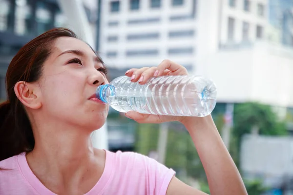 Fitness Vrouwen Drink Schoon Water Het Lichaam Fris Houden — Stockfoto