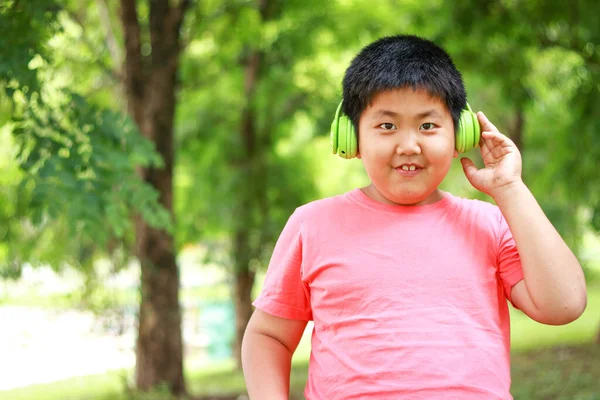 Ragazzi Che Indossano Cuffie Verdi Sorriso Felice Nel Giardino Naturale — Foto Stock