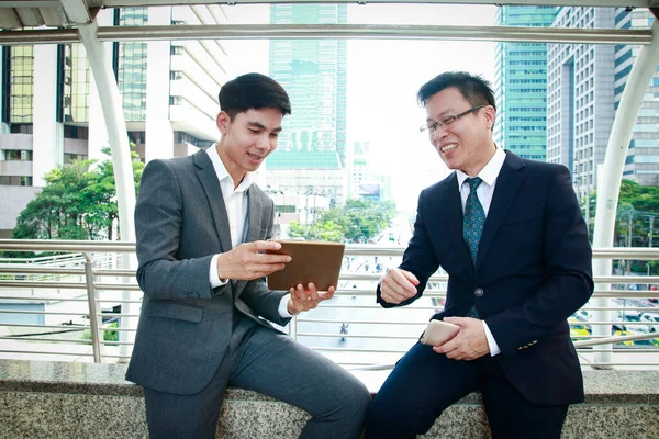Twee Aziatische Mannen Een Pak Zitten Buiten Het Kantoor Praten — Stockfoto