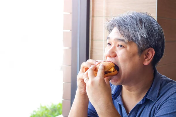 Pria Gemuk Adalah Orang Asia Yang Makan Hamburger Restoran Makanan — Stok Foto