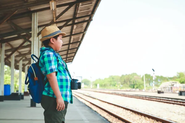 Asiático Menino Segurando Uma Câmera Viajar Trem — Fotografia de Stock