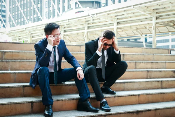 Два Бизнесмена Сидят Общественной Лестницы Стресс Который Будет Безработным — стоковое фото