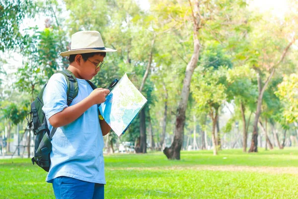 背着背包的男孩 看地图 — 图库照片
