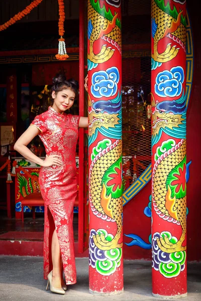 Uma Menina Bonita Vestindo Vestido Chinês Com Pólo Santuário — Fotografia de Stock