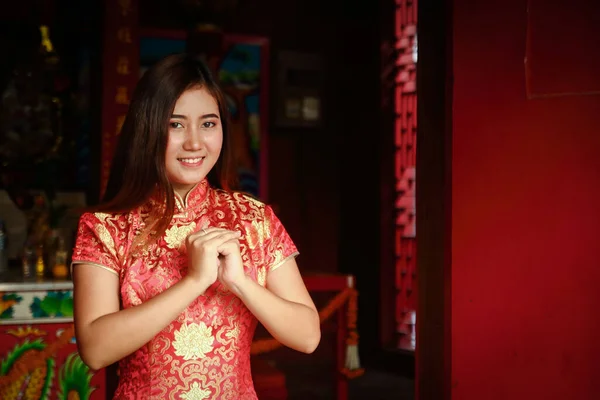 Ασιάτισσες Κόκκινα Φορέματα Συγχαρητήρια Καλή Κινέζικη Πρωτοχρονιά — Φωτογραφία Αρχείου
