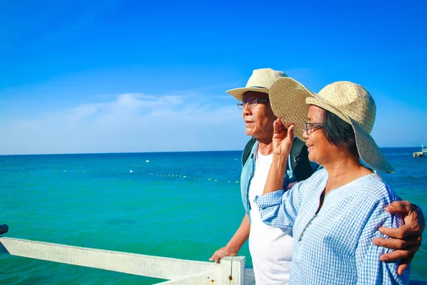 Una Pareja Asiática Anciana Pie Abrazándose Feliz Mar — Foto de Stock