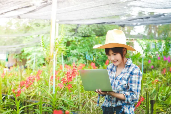 Mujeres Agricultoras Exportación Jardín Flores Extranjero Pie Sosteniendo Una Computadora —  Fotos de Stock