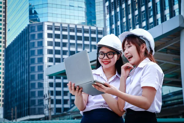 Estudiantes Asiáticos Usan Uniformes Facultad Ingeniería Usando Sombrero Seguridad Blanco —  Fotos de Stock