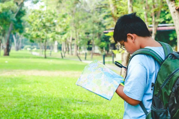 亚洲男生背着旅行背包 拿着旅行地图去学习 — 图库照片