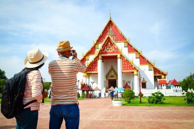 Turist Aşıkları Yaşlı Asyalıların arkasında duran şapkası Tayland tapınağının fotoğrafını çekiyor. Ayutthaya
