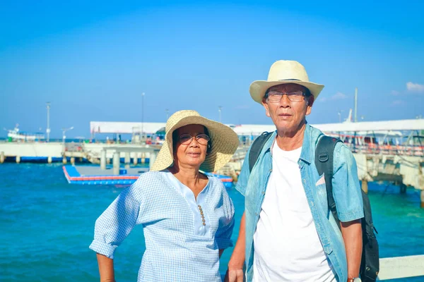 Starší Asijský Pár Stojící Objímající Navzájem Šťastní Moři — Stock fotografie