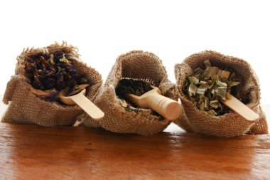 Kaynar su içmek için kullanılan bir bitki. Beyaz bir arka plana yerleştirilmiş bir çuval içinde.