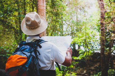 Doğu Asya 'da doğayı incelemek için yürüyüş yapan gezginlerin elinde bir navigasyon haritası vardır.
