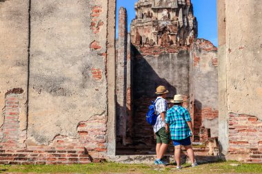 Çocuklar tarih çalışmak için antik tarihi yerleri görmeye geliyorlar. Tayland