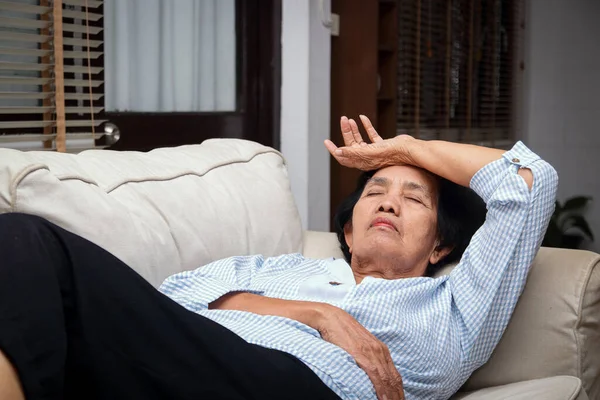 Starší Asiatka Leží Doma Gauči Stresu Položte Ruku Čelo Koncept — Stock fotografie