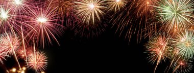 Havai fişekler mutlu yıllar. Siyah bir arkaplanda yığılmış bir sürü renkli renk var. Ortada mesaj yazmak için bir boşluk var..