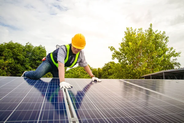 Técnicos Asiáticos Instalam Painéis Células Solares Para Produzir Distribuir Eletricidade — Fotografia de Stock