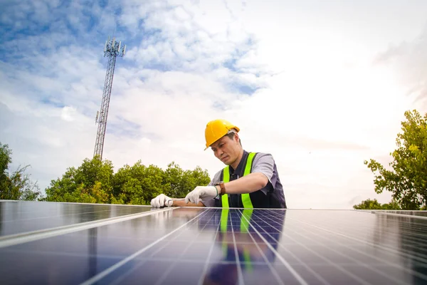 アジアの技術者は パネルを設置太陽電池を生産し 配布します エネルギー技術の概念 コピースペース — ストック写真