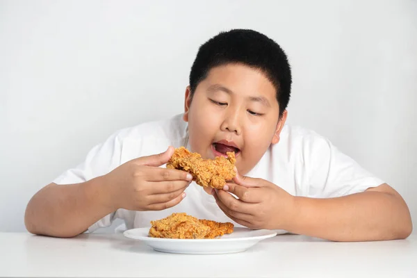 Aziatische Dikke Jongen Eet Gebakken Kip Draag Een Wit Shirt — Stockfoto