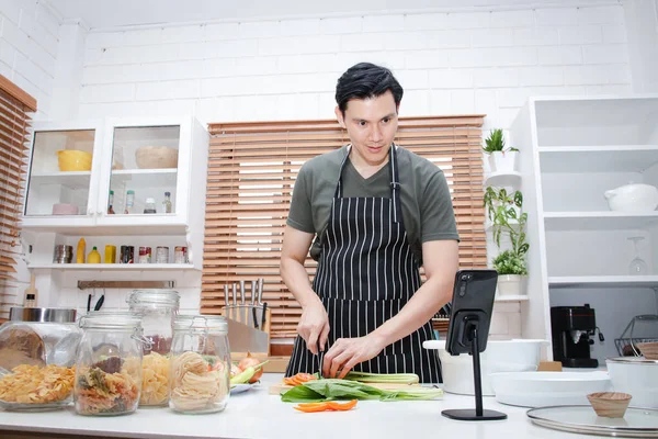 Aziatische Mannen Koken Graag Keuken Thuis Video Bekijken Online Leren — Stockfoto