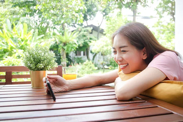 Mujer Asiática Años Feliz Sosteniendo Smartphone Jugando Las Redes Sociales —  Fotos de Stock