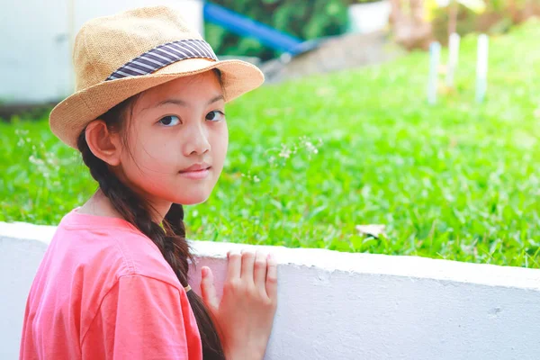 Mała Dziewczynka Nosi Kapelusz Warkocze Warkocze Stoiska Świeżym Powietrzu Aby — Zdjęcie stockowe