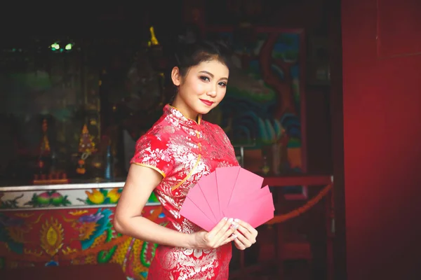 Ασιάτισσες Που Φοράνε Κινέζικα Φορέματα Καλωσορίζουν Νέο Έτος Στον Κόκκινο — Φωτογραφία Αρχείου