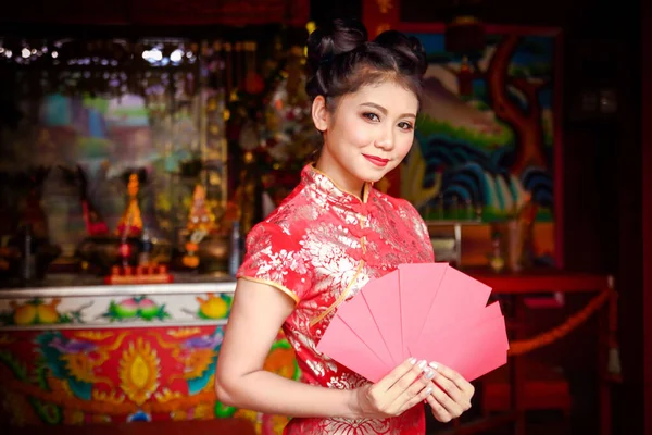 Mulheres Asiáticas Vestindo Vestidos Chineses Bem Vindo Ano Novo Envelope — Fotografia de Stock