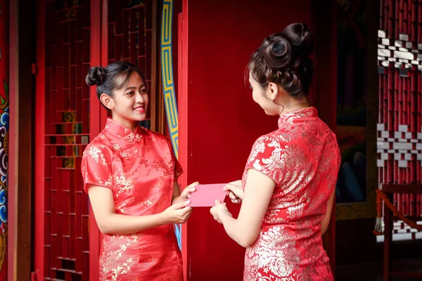 Mulheres Vestindo Vestidos Vermelhos Chineses Envelope Papel Vermelho Como Presente — Fotografia de Stock