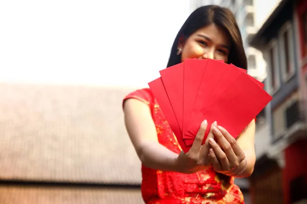 Beautiful Asian Woman Wearing Chinese Dress Holding Red Envelope Glad — Stock Photo, Image