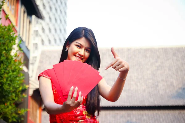 Κορίτσι Κόκκινο Φόρεμα Cheongsam Είναι Χαρούμενο Κρατώντας Ένα Κόκκινο Φάκελο — Φωτογραφία Αρχείου