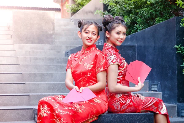 Μια Όμορφη Κινέζα Παραδοσιακά Κόκκινα Φορέματα Κόκκινο Χάρτινο Φάκελο Ευτυχισμένος — Φωτογραφία Αρχείου