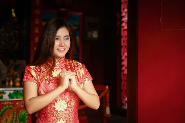 Mulher Vestindo Vestido Vermelho Chinês Frente Santuário Feliz Ano Novo — Fotografia de Stock