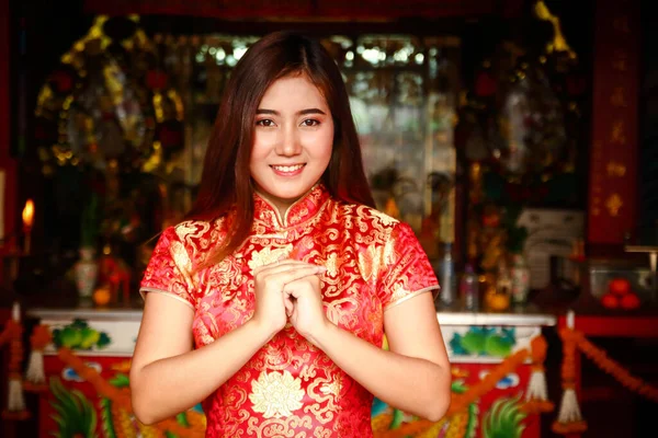 Mulheres Asiáticas Vestindo Vestidos Vermelhos Parabéns Feliz Ano Novo Chinês — Fotografia de Stock