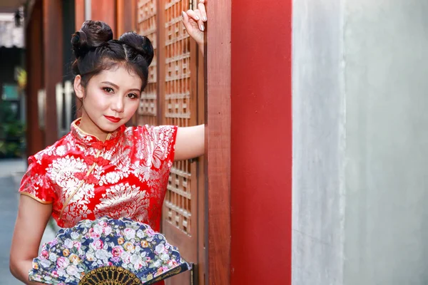 Mulheres Asiáticas Vestindo Roupas Chinesas Ficar Para Soprar — Fotografia de Stock