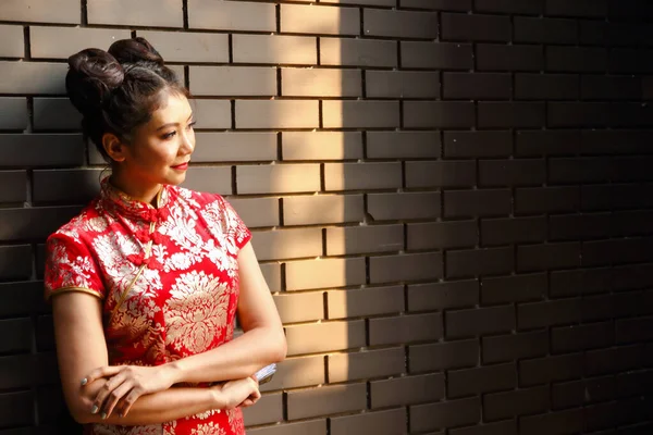 Ασιάτισσα Που Φορούσε Κινέζικο Φόρεμα Στεκόταν Κρατούσε Έναν Ανεμιστήρα Φόντο — Φωτογραφία Αρχείου