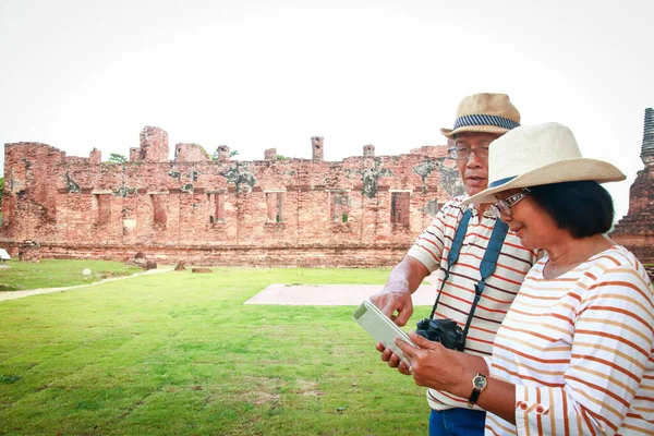 Casais Asiáticos Viajantes Idosos Aba Espera Para Ver Dados Históricos — Fotografia de Stock