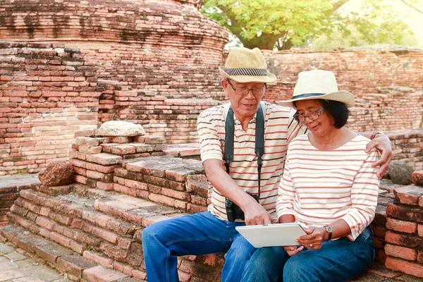 Casal Idosos Felizes Viajar Sítios Arqueológicos Antigos Com História Ásia — Fotografia de Stock